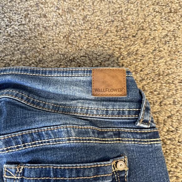 WallFlower Jeans The Luscious Curvy Fit Women's 5 Short Denim Blue Regular Pants - Picture 14 of 14